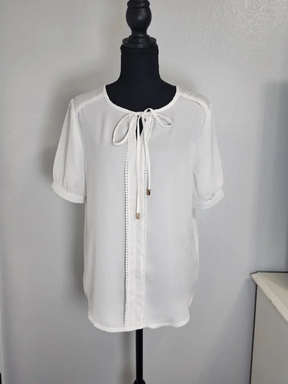Sakaya White Office Tie-Neck Career Top Women's Short-Sleeve Blouse - Size Large - Picture 2 of 6
